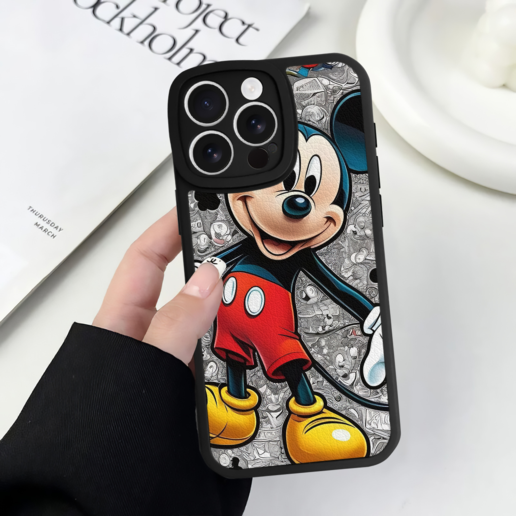 （画像用） ミッキーマウス Mickey Mouse 【iPhone 16シリーズ対応】シリコンスマホケース（レザー調） 材質：シリコン
